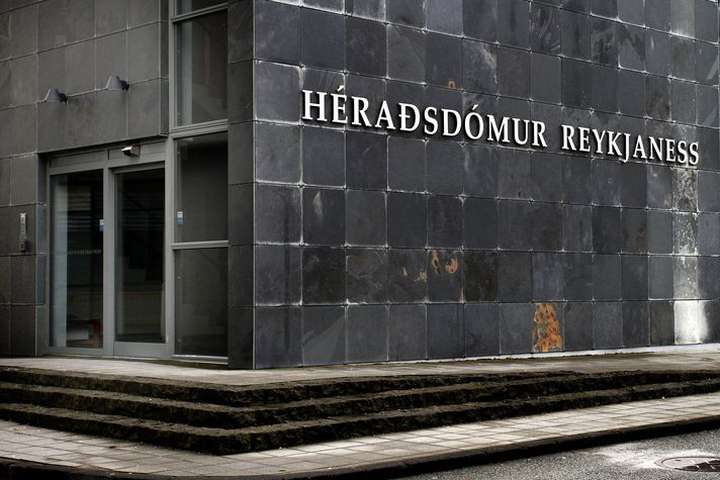 Konan sem dreifði nektarmyndum greiði miskabætur
